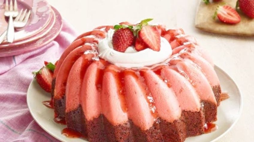 ¡El postre perfecto! Este chocoflan de fresa será ideal para San Valentín