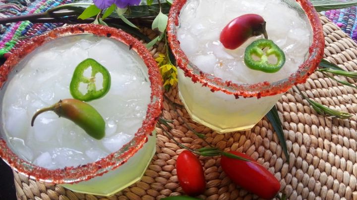 ¡Salud! Termina un día de estrés con esta margarita picante que te encantará