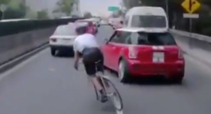 VIDEO VIRAL: Ciclista esquiva sorprendentemente un auto y evita chocar con otro