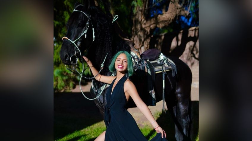 Ángela Aguilar enamora a todo Instagram al posar con precioso vestido rojo