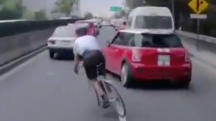 VIDEO VIRAL: Ciclista esquiva sorprendentemente un auto y evita chocar con otro