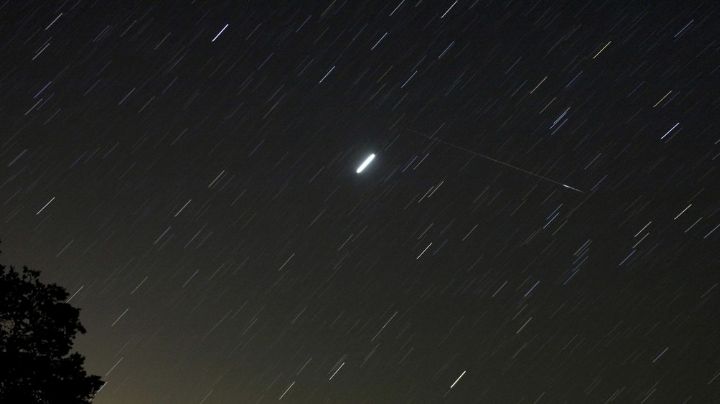 VIDEO: En isla hawaiana, captan a objeto no identificado azul en el cielo antes de caer al mar