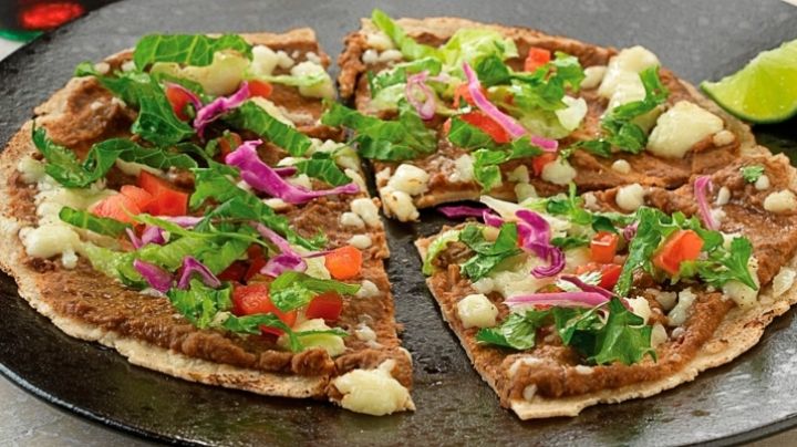 ¡No dejarás de comerla! La tradicional tlayuda tiene más beneficios de los que imaginas