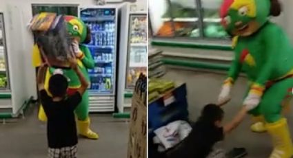 VIDEO: Botarga de 'Mamá Lucha' pelea con un niño dentro de un supermercado y se hace viral