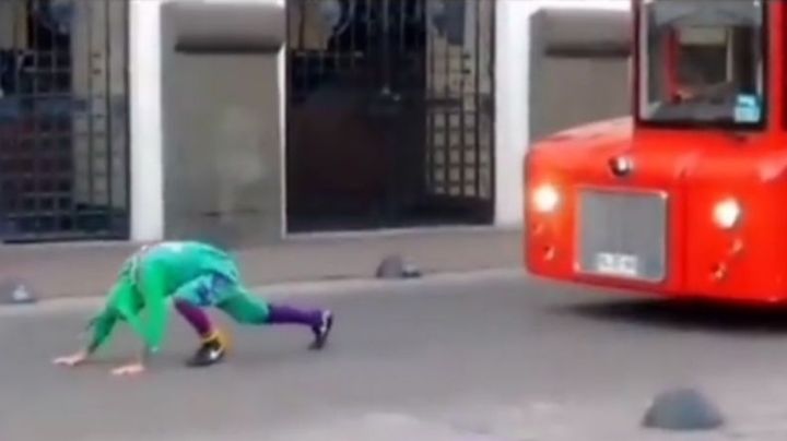 VIDEO:  Un mimo vestido de bufón logra arrastrar un turibús y se hace viral en TikTok
