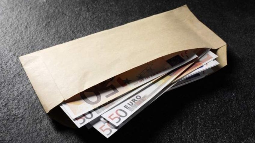 Karma inmediato: Mujer regresa sobre con mucho dinero y recibe jugosa recompensa