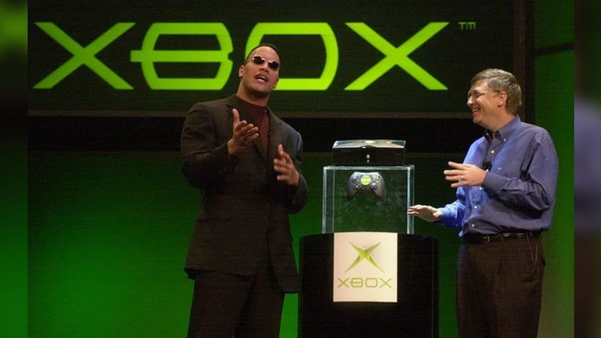 La primera consola de Xbox fue lanzada en 2001 por Bill Gates y 'La Roca'