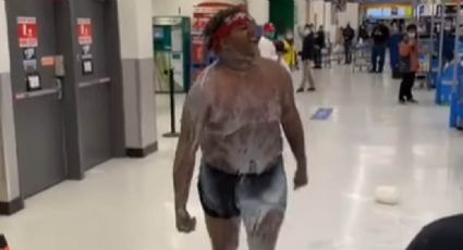VIDEO: Hombre sorprende a clientes de Walmart al darse baño de leche y gritar como loco