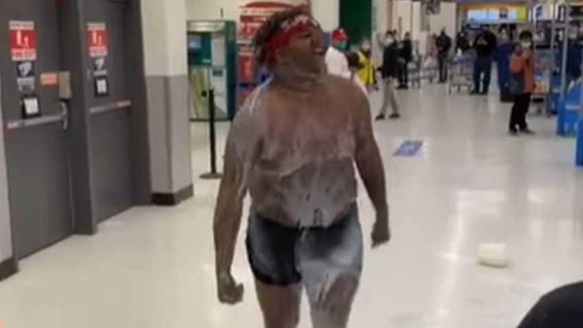 VIDEO: Hombre sorprende a clientes de Walmart al darse baño de leche y gritar como loco