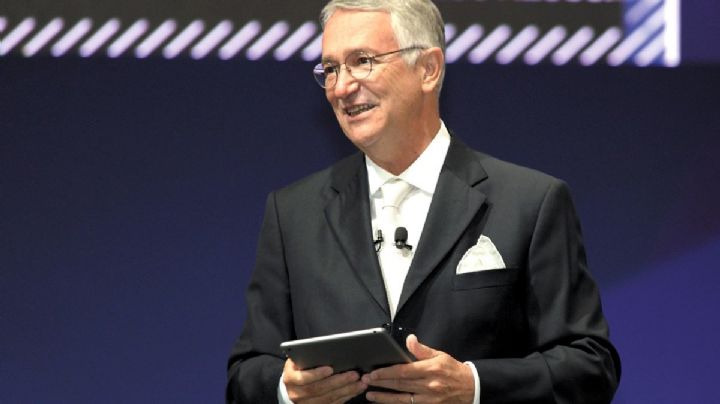 Ricardo Salinas Pliego vuelve a regalar dinero por Twitter; pide a sus seguidores que lean