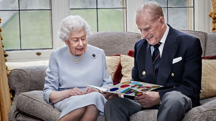 Reina Isabel II y su esposo Felipe reciben la vacuna contra el Covid-19
