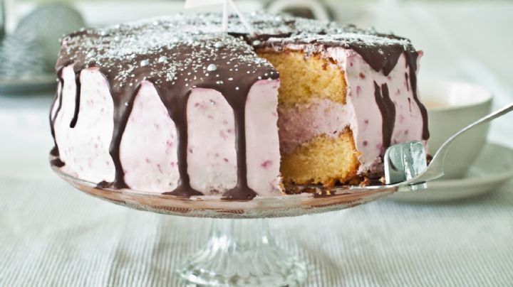 VIDEO: Mujer le arroja tremendo pastelazo a su marido al enterarse de su infidelidad