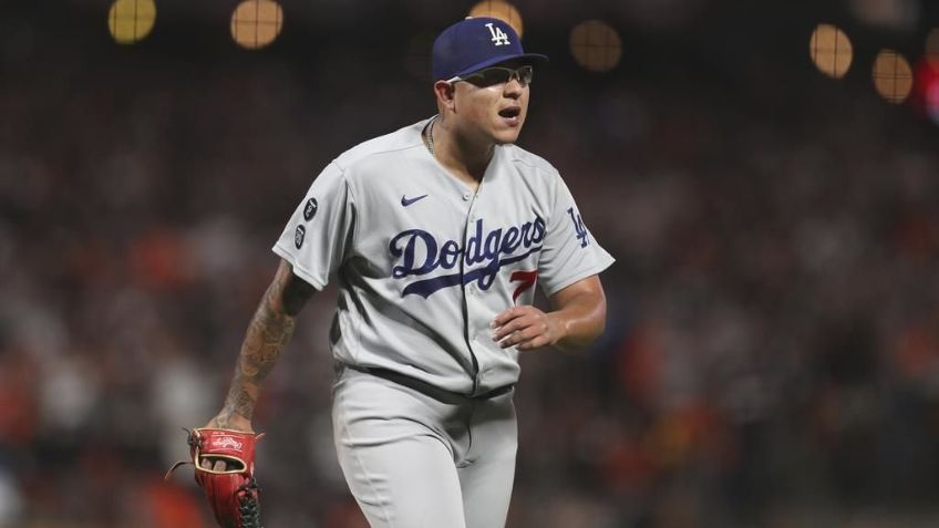 ¡Otra marca que cae! Julio Urías supera récord del 'Toro' Valenzuela en playoffs
