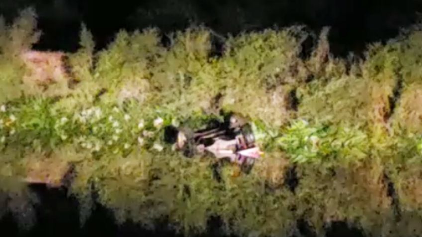 Se precipitan dos vehículos a canal de Cajeme; hay por lo menos una persona sin vida