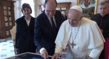 Recibe el papa Francisco inusual regalo; lo firmó "el mejor jugador de todos los tiempos"