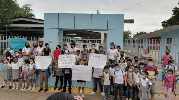 Por fallas en el drenaje, padres de familia se organizan y toman escuela en Ciudad Obregón