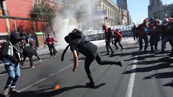 Tlatelolco: Disturbios durante la marcha del 2 de octubre; encapuchados lanzan bombas molotov