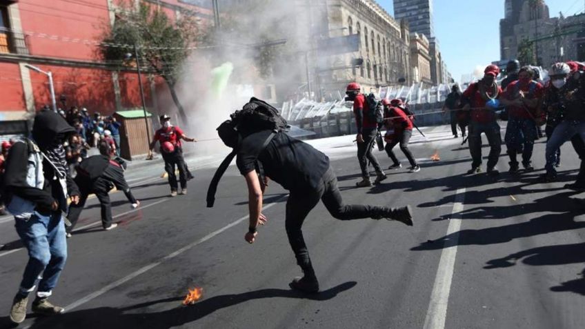Tlatelolco: Disturbios durante la marcha del 2 de octubre; encapuchados lanzan bombas molotov