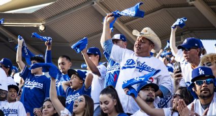 Video: Al son de 'Volver, volver' de Vicente Fernández, Los Ángeles apoya a sus Dodgers