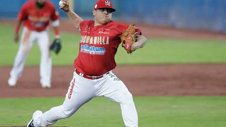 El 'Terrorista' Solano recibe su guante de oro de la temporada 2020-2021 de la LMP