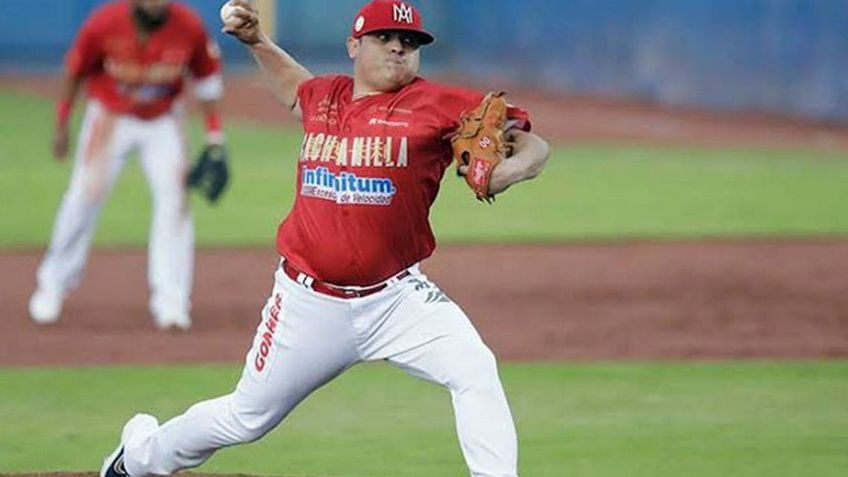 El 'Terrorista' Solano recibe su guante de oro de la temporada 2020-2021 de la LMP