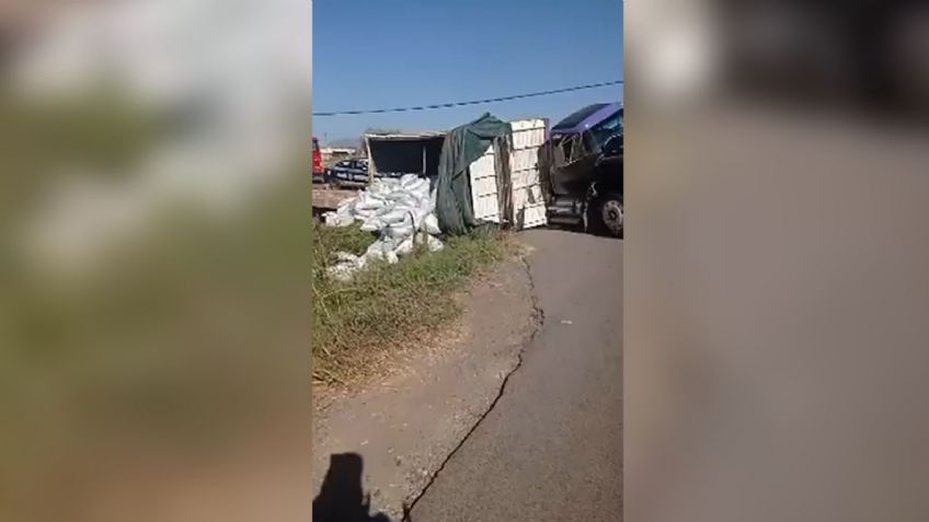 Camión con fertilizante cae en un socavón al sur de Ciudad Obregón; hay cuantiosos daños