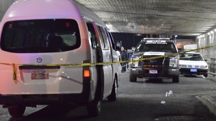 VIDEO: Chofer de combi recibe disparo en la cabeza durante asalto en Tlalnepantla