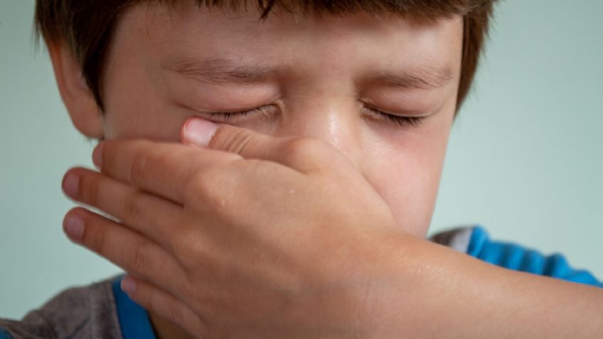 Arrestan a una mujer tras grabarse mientras abusaba de su hijo de 3 años; el menor falleció