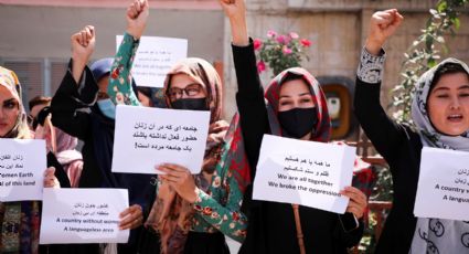 "He aceptado los riesgos": Mujeres regresan al espacio público como protesta contra los talibanes