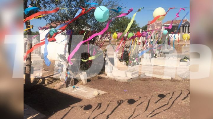 Con flores y globos en tumbas de infantes, cajemenses celebran el Día de todos los Santos
