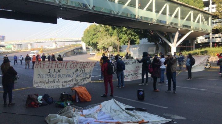 Bloquean Terminal 1 del AICM; extrabajadores de aduanas denuncian "despidos" por orden presidencial