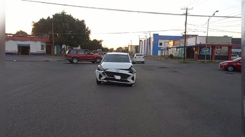 Al poniente de Ciudad Obregón, se registra un aparatoso choque; hay daños materiales