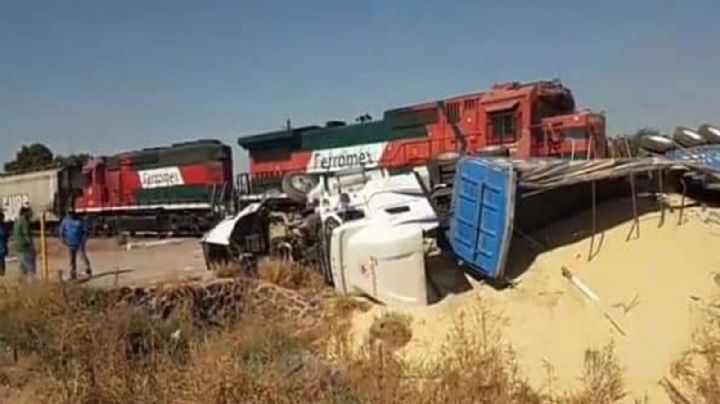 Ciudad Obregón: Por querer pasar antes, tráiler transportador de maíz es arrollado por un tren