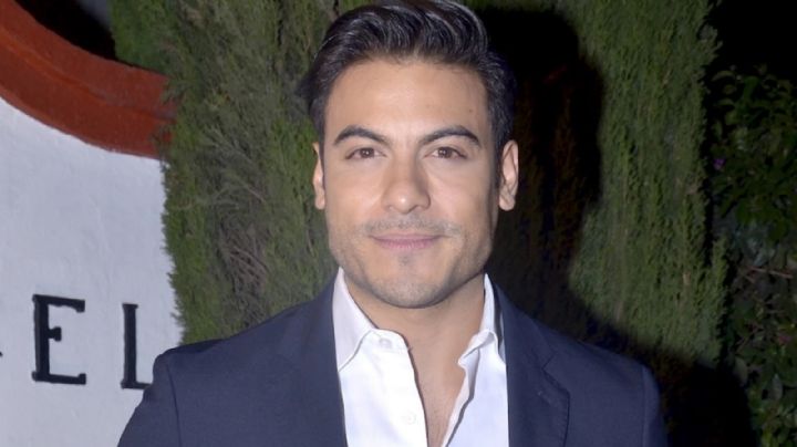 ¿Se le subió? Aseguran que Carlos Rivera exigió desalojar restaurante para comer solo