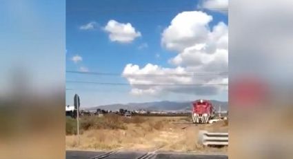 VIDEO muestra el impacto de un ferrocarril con un automóvil; registran 2 víctimas