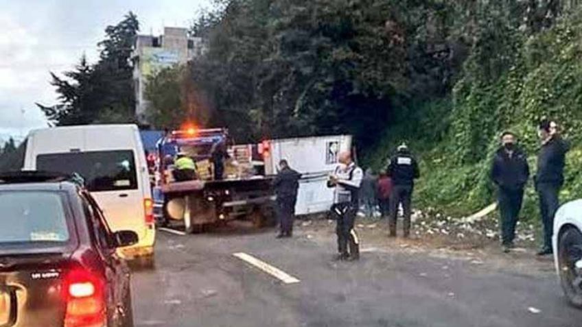 Sopas instantáneas quedan 'regadas' en la autopista México-Toluca tras volcadura de tractocamión