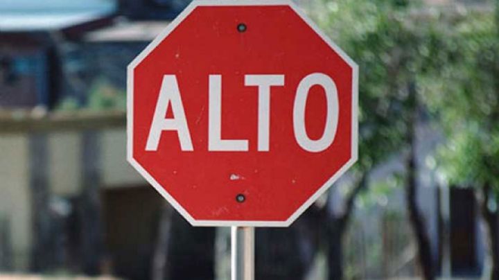 Policías lo 'cachan' llevándose señal de alto en la colonia Pueblitos de Hermosillo