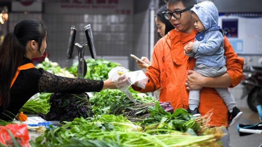 China se anticipa a desabastecimiento de productos básicos; población se arma de reservas