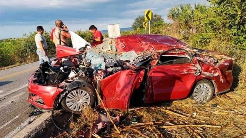Camión de carga invade carril y colisiona contra auto familiar; reportan víctimas prensadas