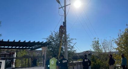 La libró de milagro: Joven se salva de morir electrocutado al trabajar en poste de Nogales