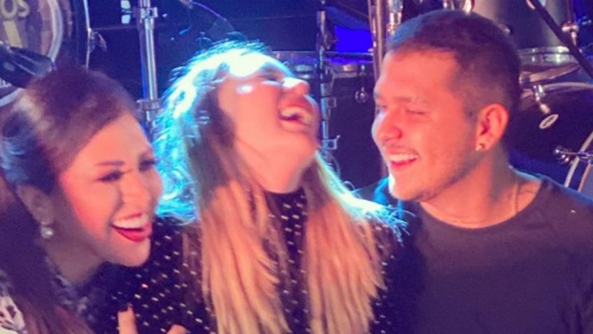 VIDEO: Pese a veto de su disquera, Christian Nodal le canta las mañanitas a su mamá