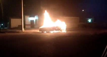 ¡Pánico en Ciudad Obregón! Vehículo estacionado arde en llamas en plena vía pública