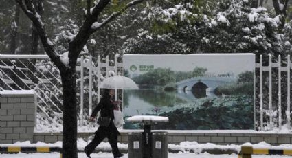 China se cubre de nieve; cancelan vuelos y bloquean varios tramos de autopista
