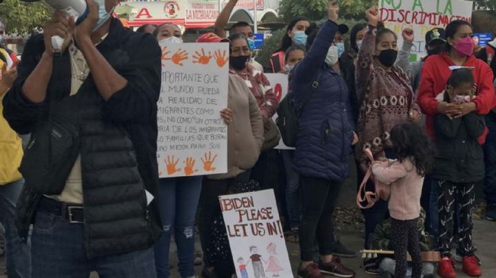 Con la consigna "No somos delincuentes", migrantes en Nogales, Sonora piden asilo en EU