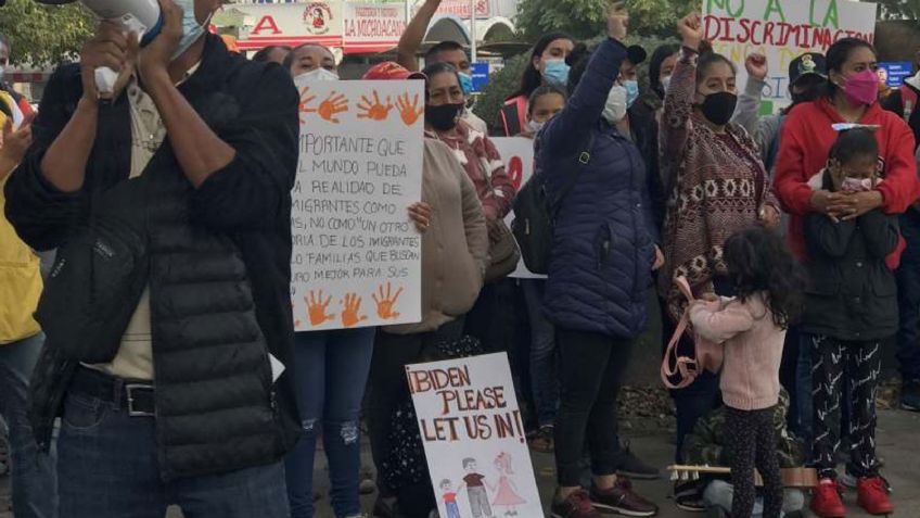 Con la consigna "No somos delincuentes", migrantes en Nogales, Sonora piden asilo en EU
