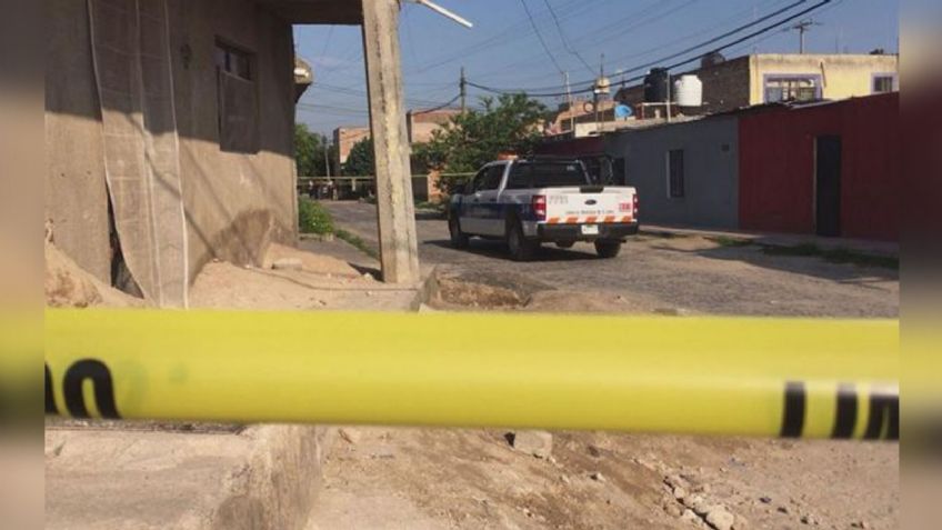 Pavor en Zacatecas: A la orilla de la carretera, dejan a un 'encobijado'; fue violentado