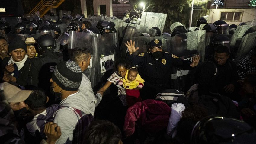 VIDEO: Así fue el enfrentamiento entre migrantes y policías en la CDMX; hubo heridos