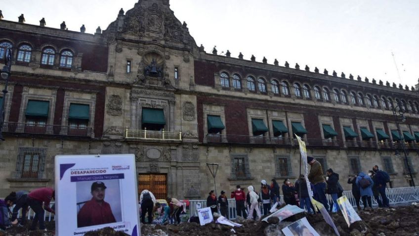 Mientras AMLO homenajea a Vicente Fernández, colocan 'fosas clandestinas' afuera de Palacio Nacional