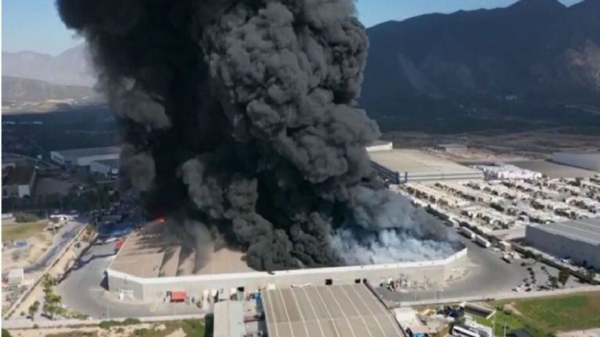 Incendio derivado de corto circuito consume fábrica de plástico en Nuevo León