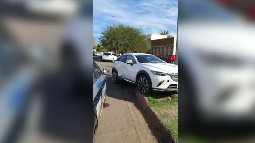 Ciudad Obregón: Autos terminan por subirse a la banqueta tras aparatoso choque